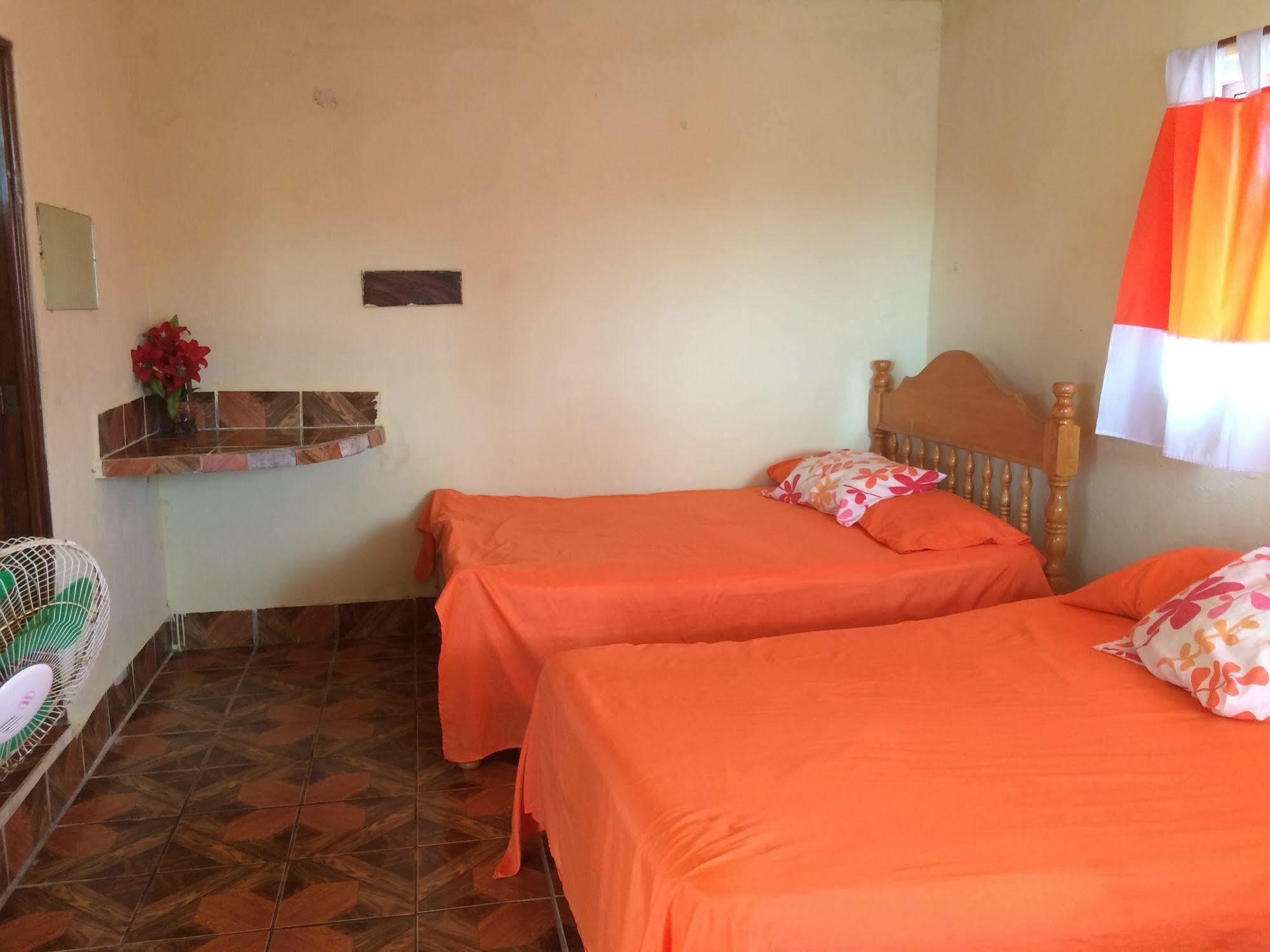 Tortugas Place Hotel Y Bungalos Monterrico Buitenkant foto