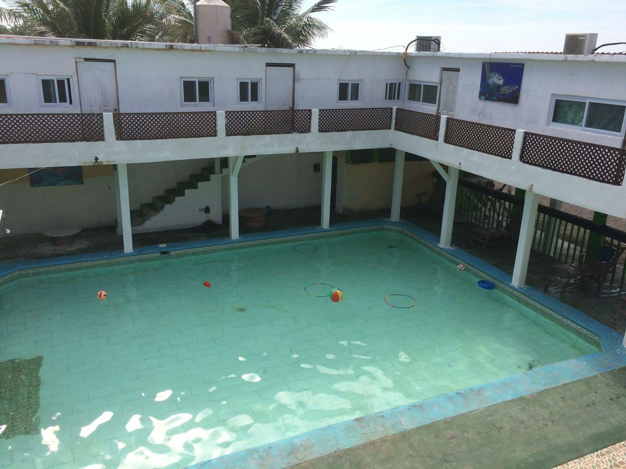 Tortugas Place Hotel Y Bungalos Monterrico Buitenkant foto