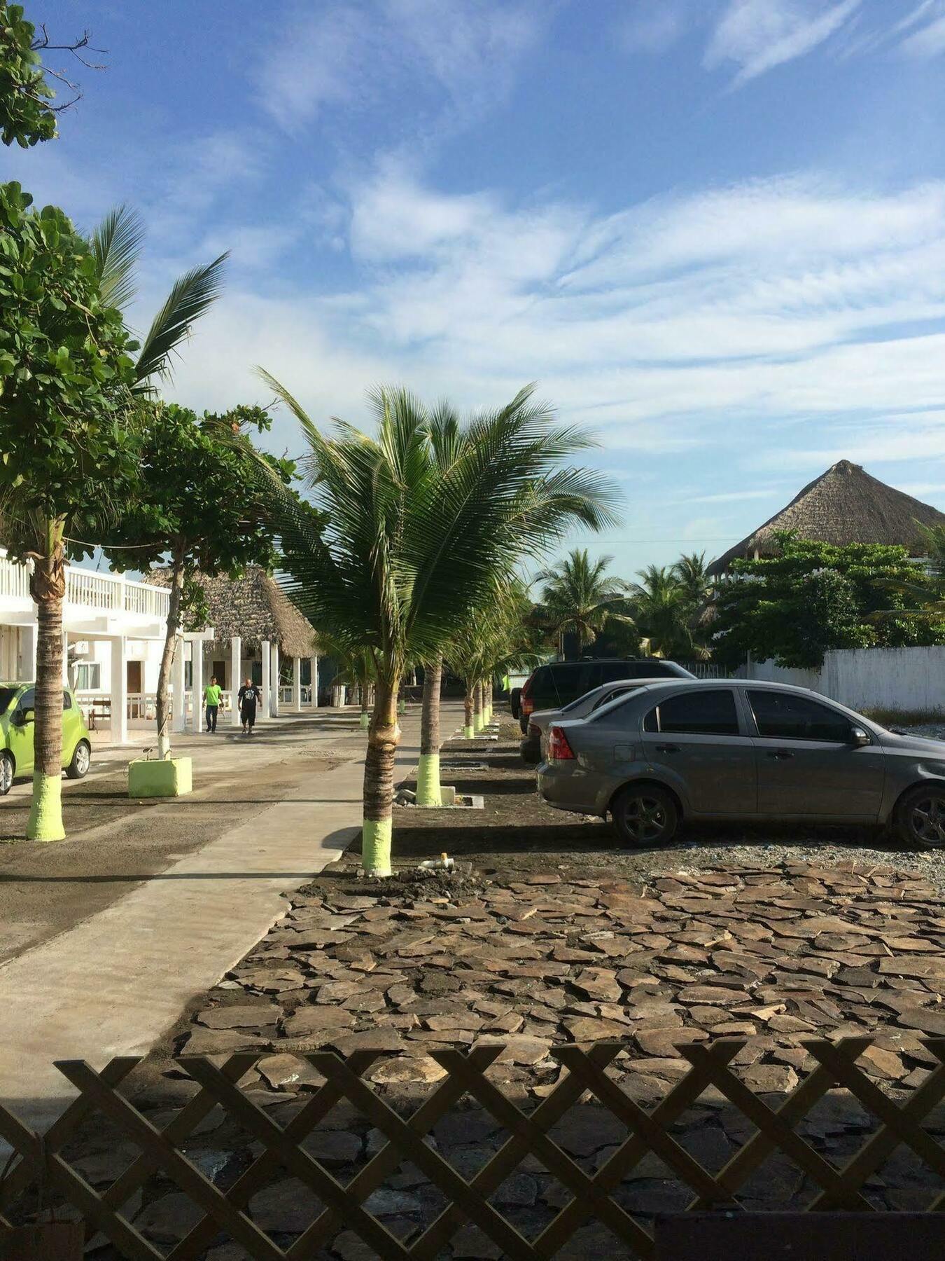 Tortugas Place Hotel Y Bungalos Monterrico Buitenkant foto